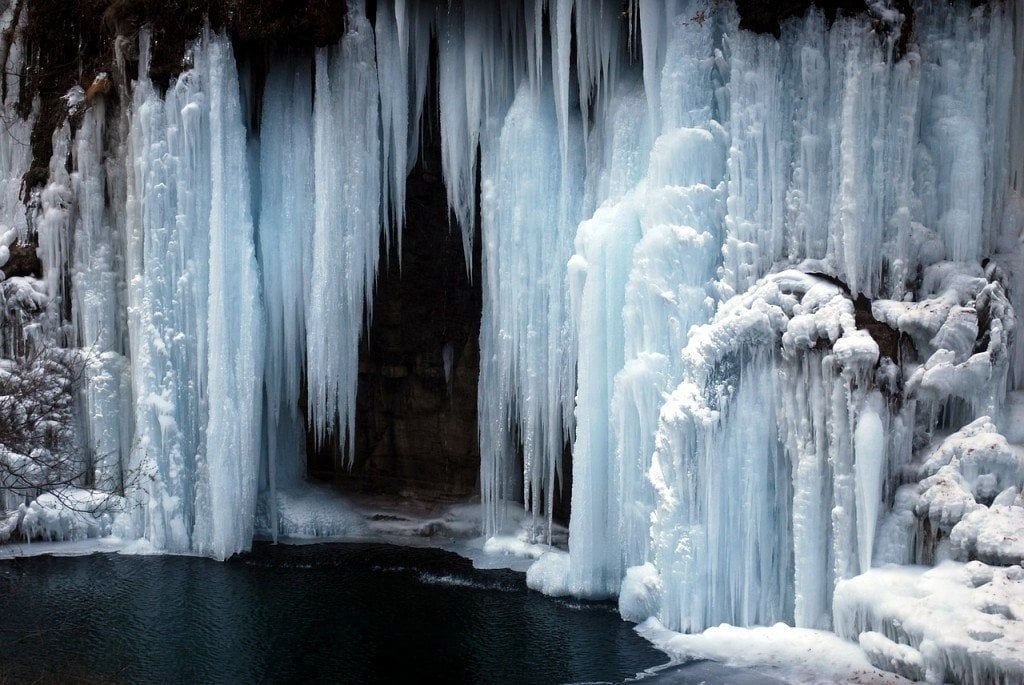 Frozen-waterfall.jpg